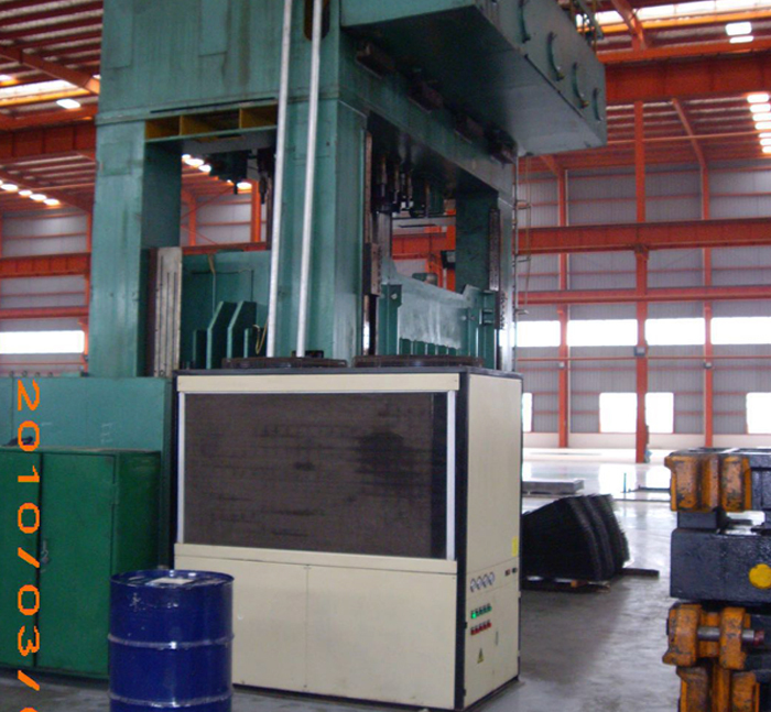 油冷機(jī)是依靠什么來(lái)改善機(jī)器溫度的？